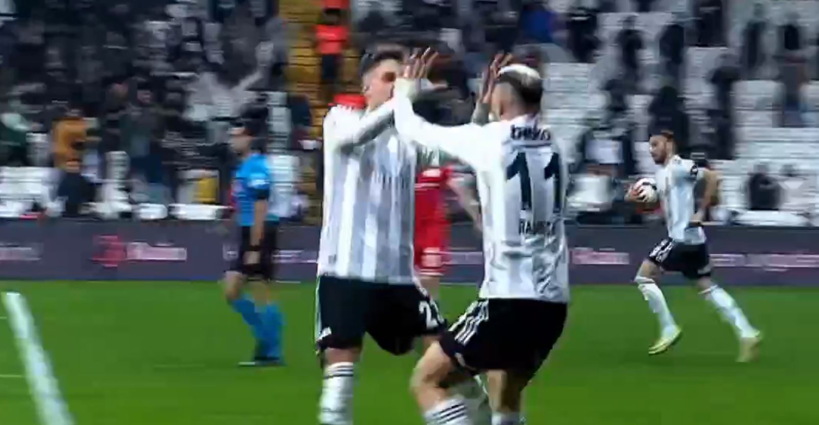 VIDEO/ Gol “shqiptar” nga Besiktas, asiston Rashica dhe Muçi dërgon topin në rrjetë