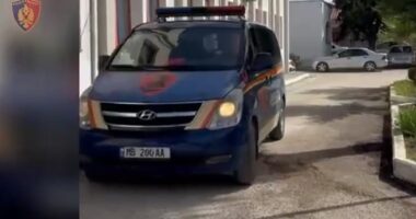 EMRI/ Vodhi para nën kërcënimin e armës në market, arrestohet 25-vjeçari në Kavajë