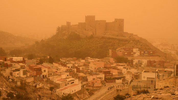 Pluhuri dhe rëra e Saharasë mbulojnë Evropën Juglindore