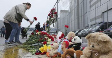 FOTO/ Lodra, qirinj dhe lule, viktimat e Moskës po nderohen në mbarë botën