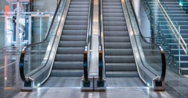 I kap xhaketa te shkallët lëvizëse, vdes i moshuari