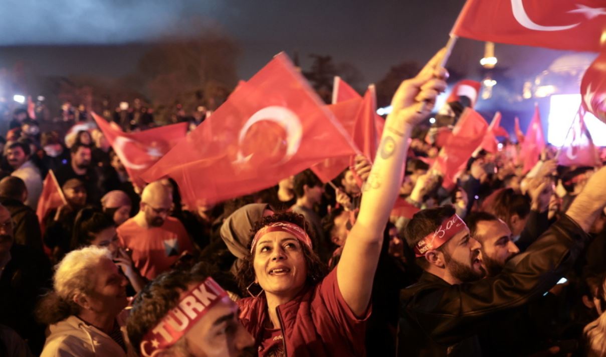 Zgjedhjet lokale në Turqi/ Qindra të rinj festojnë në rrugët e Stambollit, Imamoglu: Ne fituam!