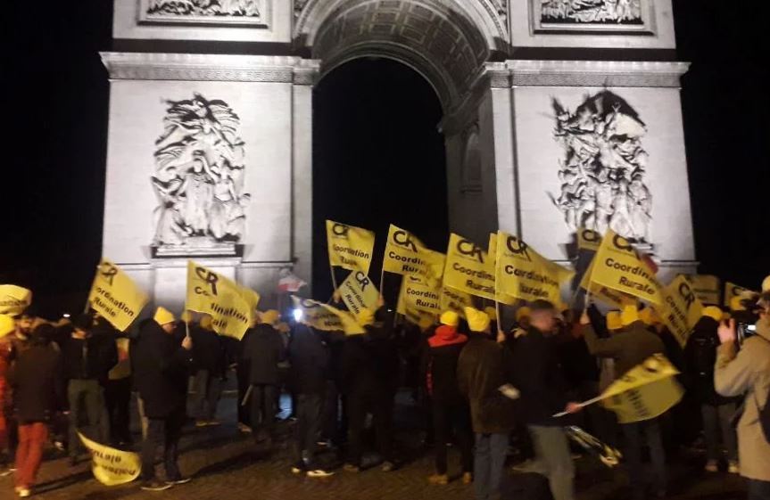 Fermerët bllokojnë trafikun pranë Harkut të Triumfit në Paris