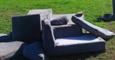 Hodhi divanet në rrugë, italiani gjobitet me 10 mijë euro