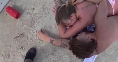 Çiftin e dehur e zë gjumi në plazh, zhduken fëmijët 5 dhe 7 vjeç