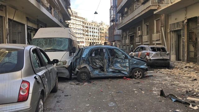 FOTO/ Shpërthim në një depo pijesh alkoolike në Athinë, makina dhe biznese të dëmtuara