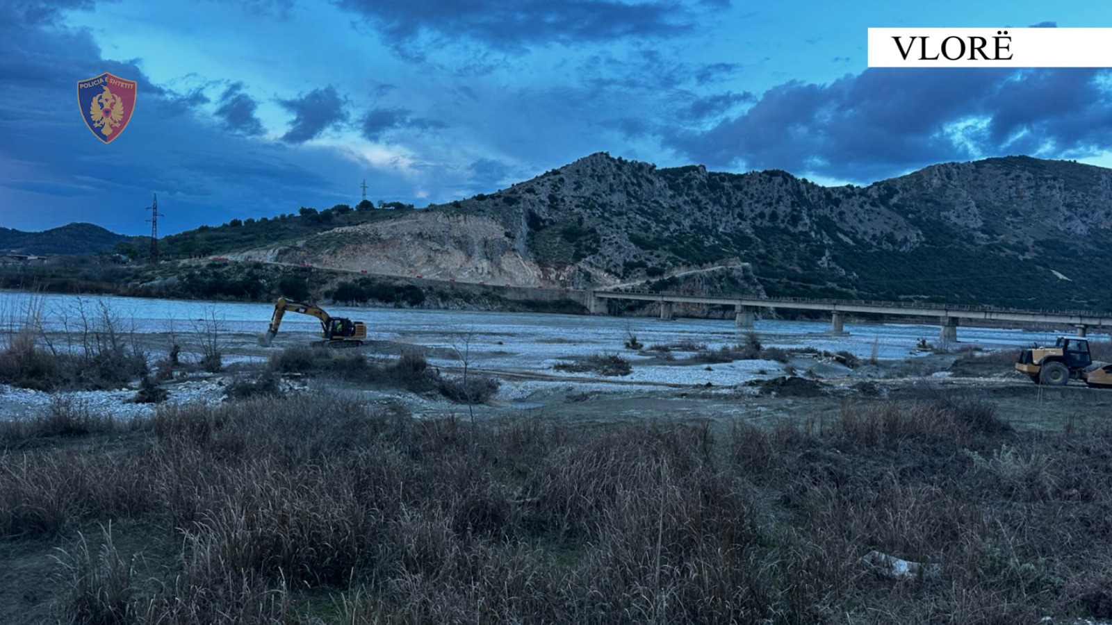 Gërryente shtratin e lumit Vjosa për të nxjerrë inerte, vihet nën hetim 52 vjeçari në Vlorë