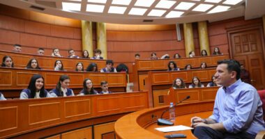 Veliaj bisedë me ekselentët e “Petro Nini Luarasit”: Së shpejti nis puna për rikonstruksionin e shkollës