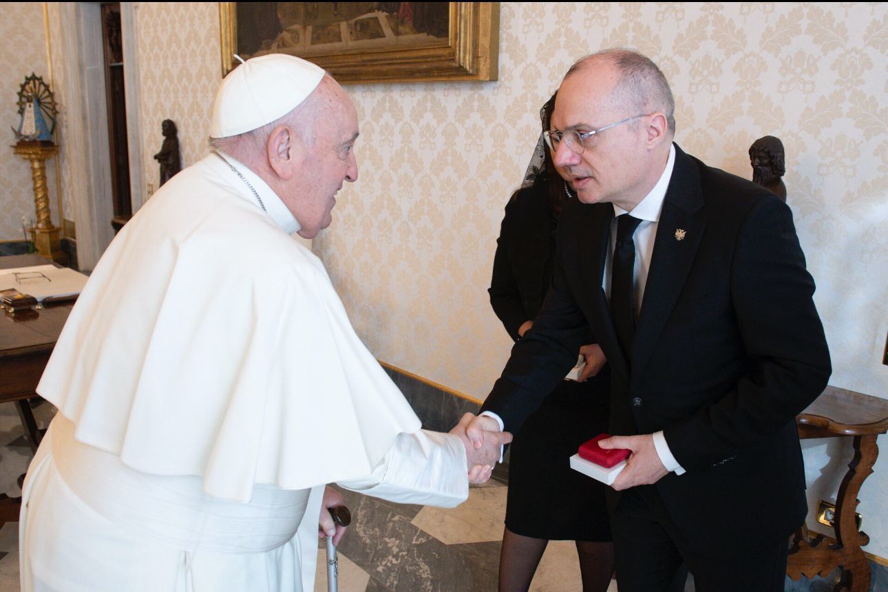 Hasani takohet me Papa Françeskun në Vatikan: Vlerësimi për vëllazërinë fetare në Shqipëri, frymëzim dhe dritë udhërrëfyese