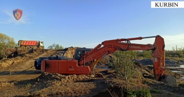 Gërryente tokën me eskavator në grykëderdhjen e lumit Mat, arrestohet administratori i firmës