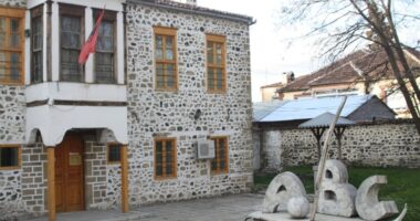 7 Marsi, Dita e Mësuesit! 137 vite më parë u hap Mësonjëtorja e Parë Shqipe