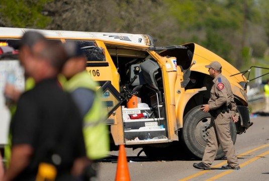 VIDEO/ Kamioni përplaset me autobusin, 2 viktima dhe rreth 40 të plagosur në Texas