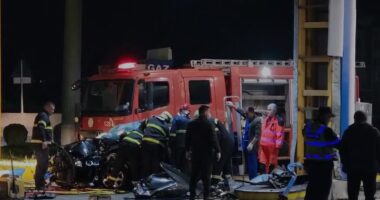 VIDEO/ Aksident në aksin Durrës-Tiranë, makina del nga rruga dhe përplaset me një shtyllë, tre të lënduar