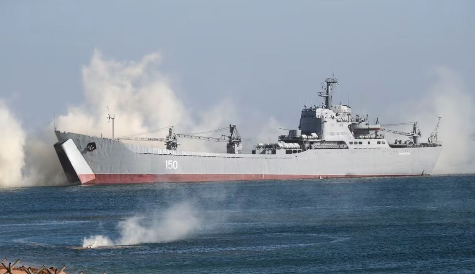 Ukraina pretendon se ka sulmuar një anije ruse në Krime