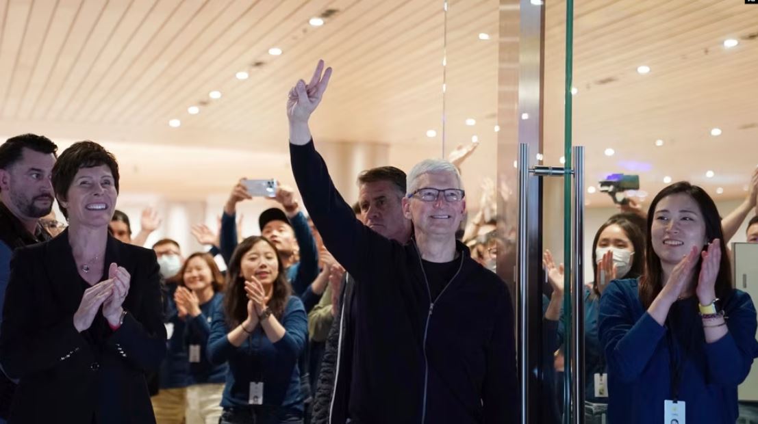 Drejtuesi i kompanisë Apple përballet me kritika për komentet e tij pozitive ndaj Kinës