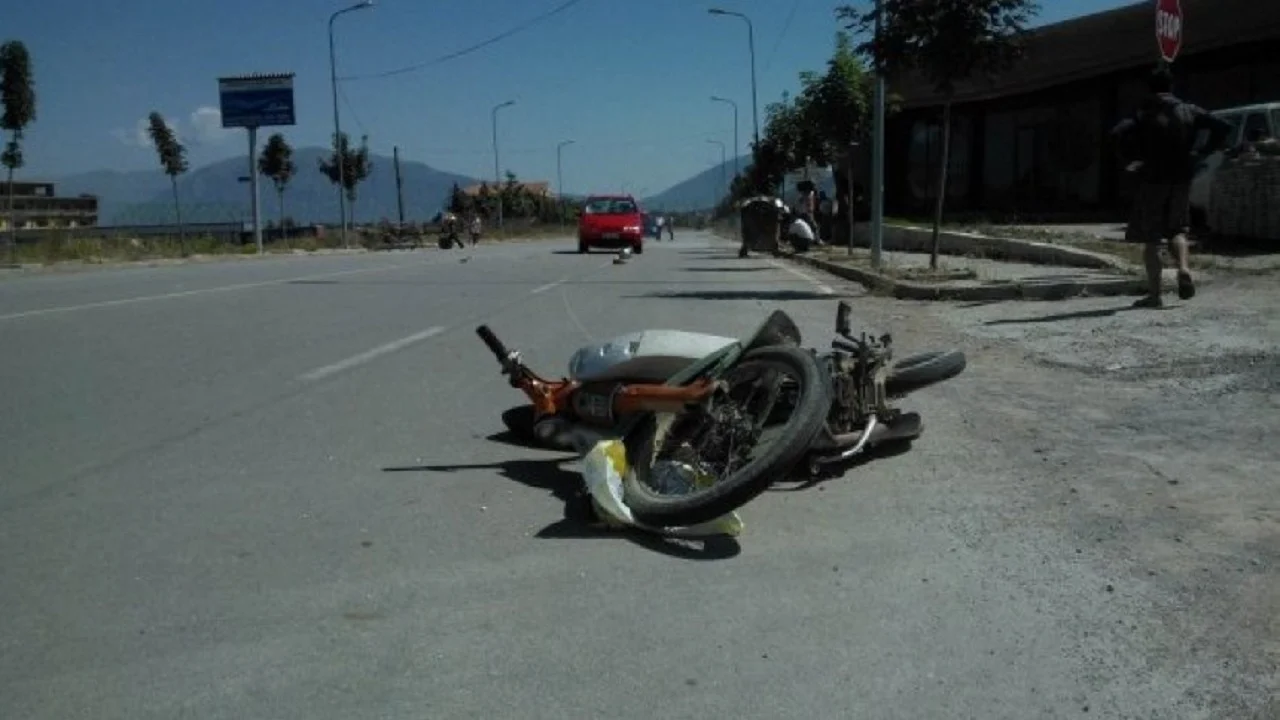Aksident në Tepelenë/ Makina përplas motomjetin, dëmtohet 63-vjeçari