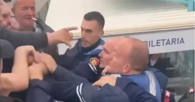 Dhunë në ndeshjen Kastrioti-Elbasani, tifozi sulmon policin