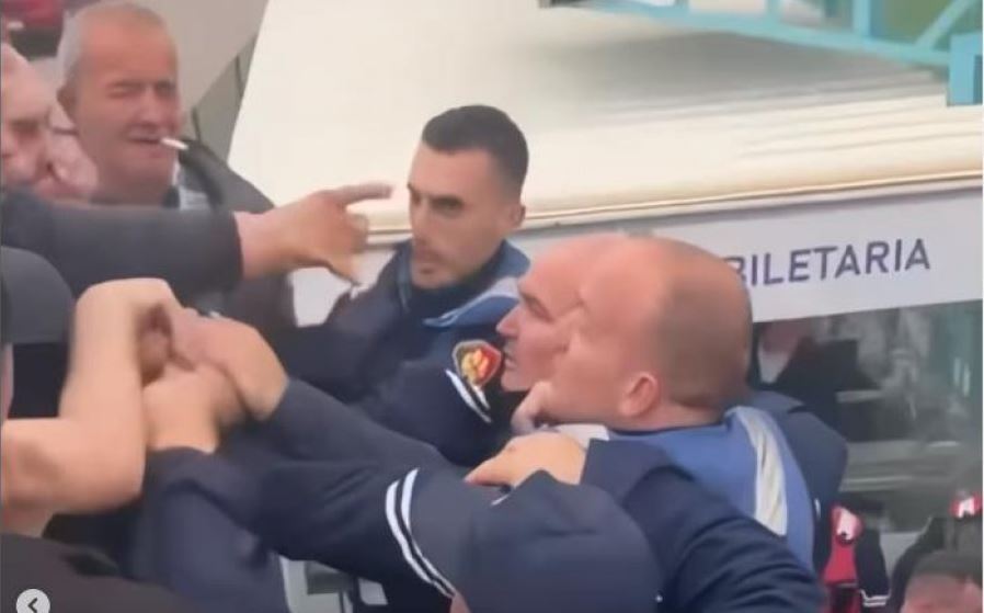 Dhunë në ndeshjen Kastrioti-Elbasani, tifozi sulmon policin