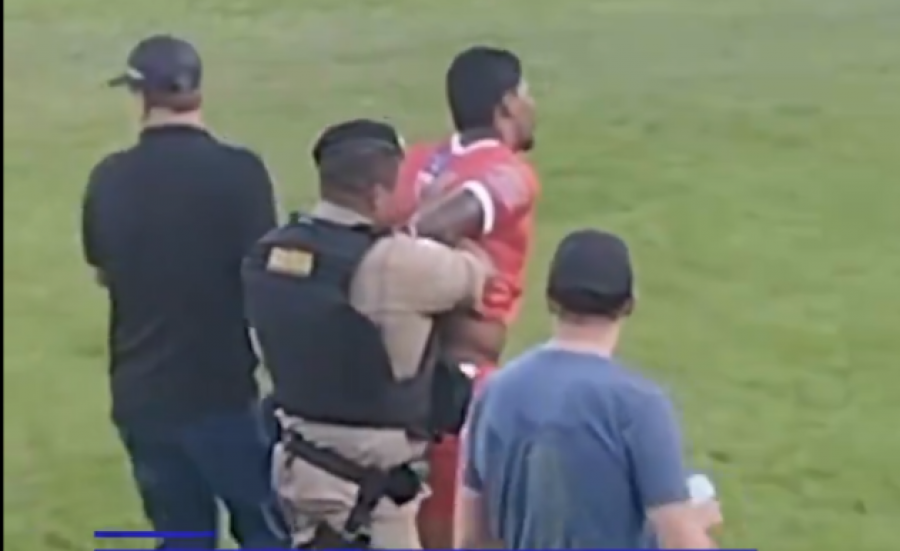 VIDEO/ Ishte duke luajtur futboll me skuadrën e tij, policia e arreston pasi ishte person me rrezikshmëri të lartë