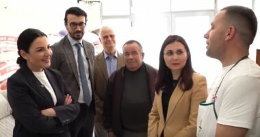 Balluku në Lushnje: Nuk ka rritje të çmimit të energjisë për furrat e bukës, ulje çmimi për pastiçeritë