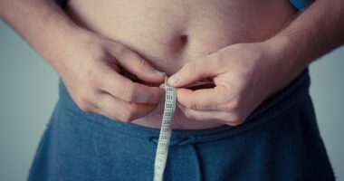 Hulumtimi: Burrat kanë më shumë gjasa të humbin dhe të shtojnë peshë pas martesës sesa gratë