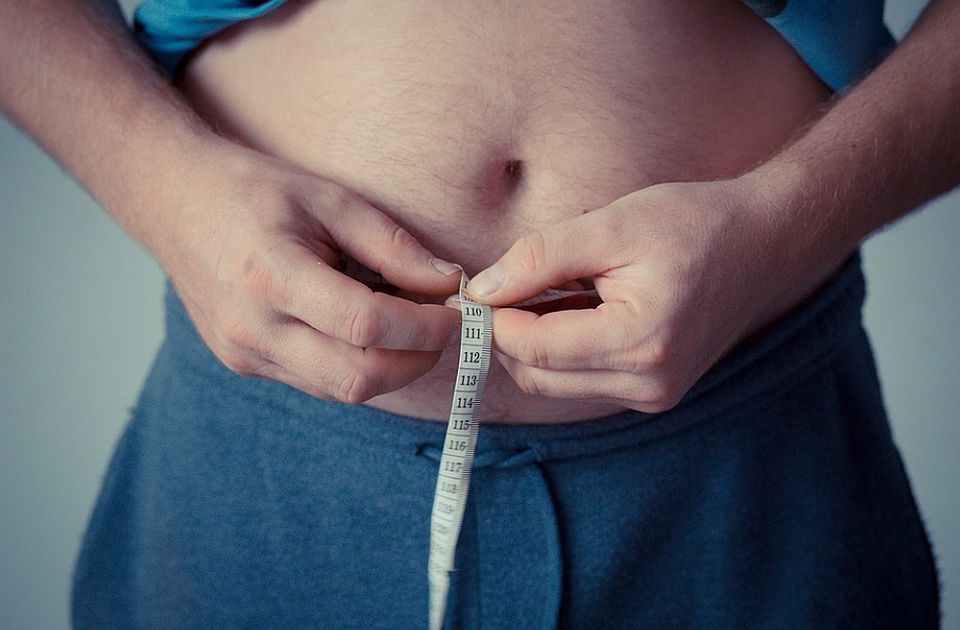 Hulumtimi: Burrat kanë më shumë gjasa të humbin dhe të shtojnë peshë pas martesës sesa gratë