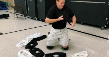 Burri thyen rekordin Guinnes, vesh 10 bluza në 15 sekonda