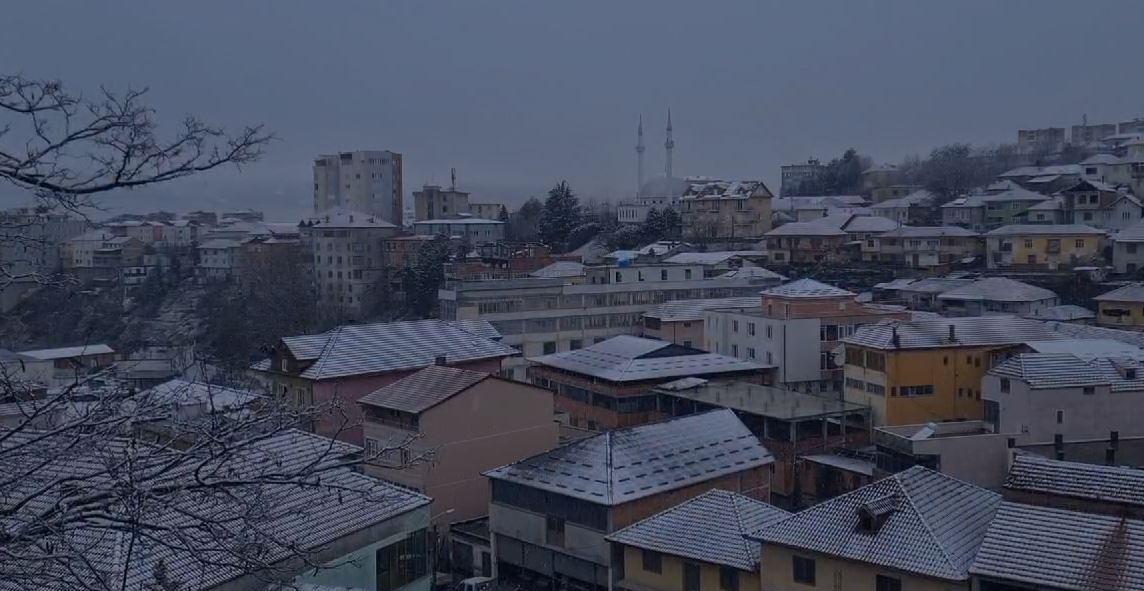 VIDEO/ Reshje dëbore në mars, zbardhet Dibra