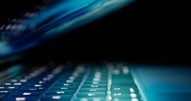 Britania akuzon Kinën për sulme kibernetike ndaj deputetëve