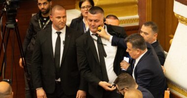 Kaosi në seancë, PS kërkon përjashtim të Flamur Nokës dhe dy deputetëve të tjerë