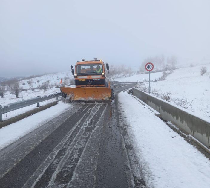 Rikthehen reshjet e dëborës në veri dhe juglindje/ ARRSH apel shoferëve: Tregoni kujdes në këto akse rrugore