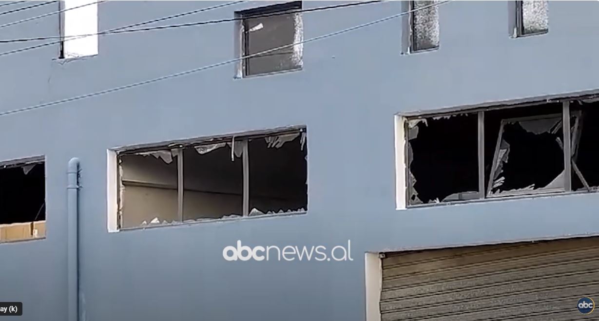 VIDEO/ Xhama të thyer dhe varg autoambulancash, pamje nga zona e shpërthimit në Lushnjë