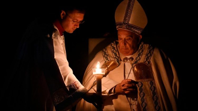 Papa Françesku drejtoi vigjiljen e Pashkëve në Bazilikën e Shën Pjetrit