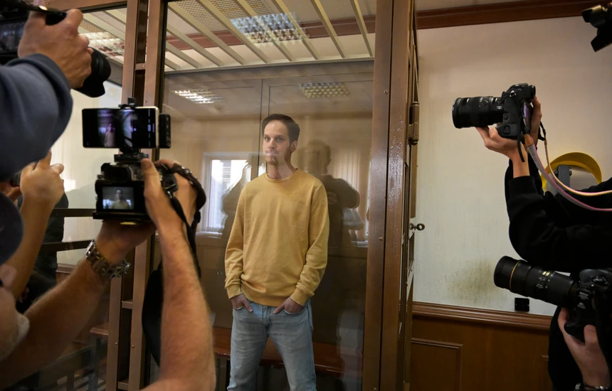 Një vit nga arrestimi/ Bideni kërcënon Rusinë për rastin e gazetarit Evan Gershkovich