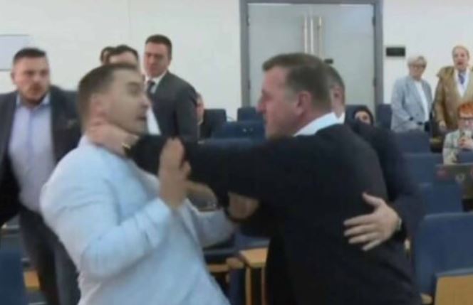 VIDEO/ Incident në Kuvendin e Bosnje dhe Hercegovinës, dy deputetët përplasen fizikisht