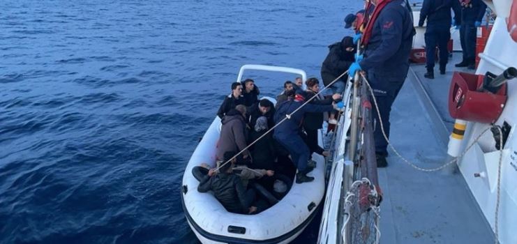 Kalimi i emigrantëve të paligjshëm në Detin Egje, shpëtohen 51 refugjatë, mes tyre 2 fëmijë