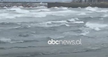 Moti i keq/ Kapiteneria e Vlorës ndalon daljen në det të mjeteve të vogla