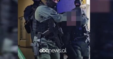 VIDEO/ Nën masa të rrepta sigurie, i njohur si ‘baroni’ i drogës, Gëzim Çela ekstradohet nga Kosova në Shqipëri