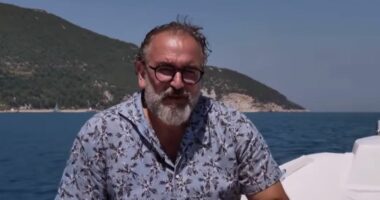 Sekretet e Sazanit/ Dritan Leli: Jetesa në ishull me edukim ushtarak. Ora atje ka ndalur para 30 viteve