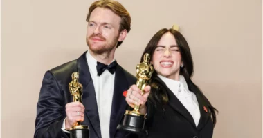 Billie Eilish dhe vëllai i saj shkruajnë historinë/ Ata janë njerëzit më të rinj që kanë fituar dy çmime Oscar
