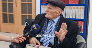 Lexuesi 89-vjeçar, besnik i bibliotekës/ I moshuari nga Fieri: Leximi më mban trurin aktiv