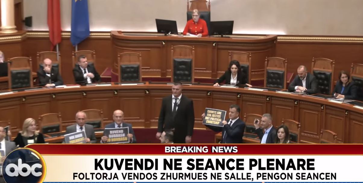 Zhurmues e pankarta/ Foltorja bllokon sërish seancën plenare, mbyllet brenda pak minutash