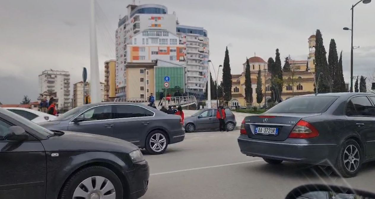 Sherr mes disa personave në Fier, vritet një i ri