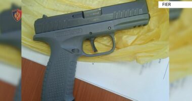 Lëvizte me pistoletë dhe municion në makinë, ndalohet minoreni në Fier