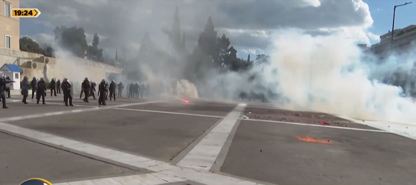 Greqi/ Kundër universiteteve private, studentët protestojnë para parlamentit