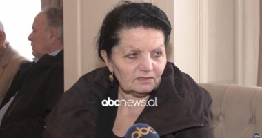 Iku në ditën e poezisë/ Bashkëshortja e Jorgo Papingjit reciton vargjet e fundit në letër