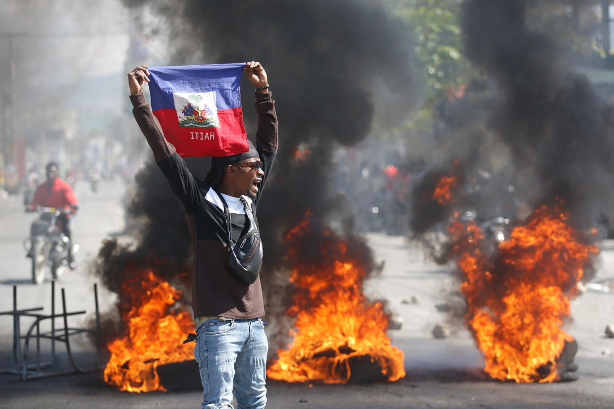 Bandat në Haiti nisin të djegin stacionet e policisë