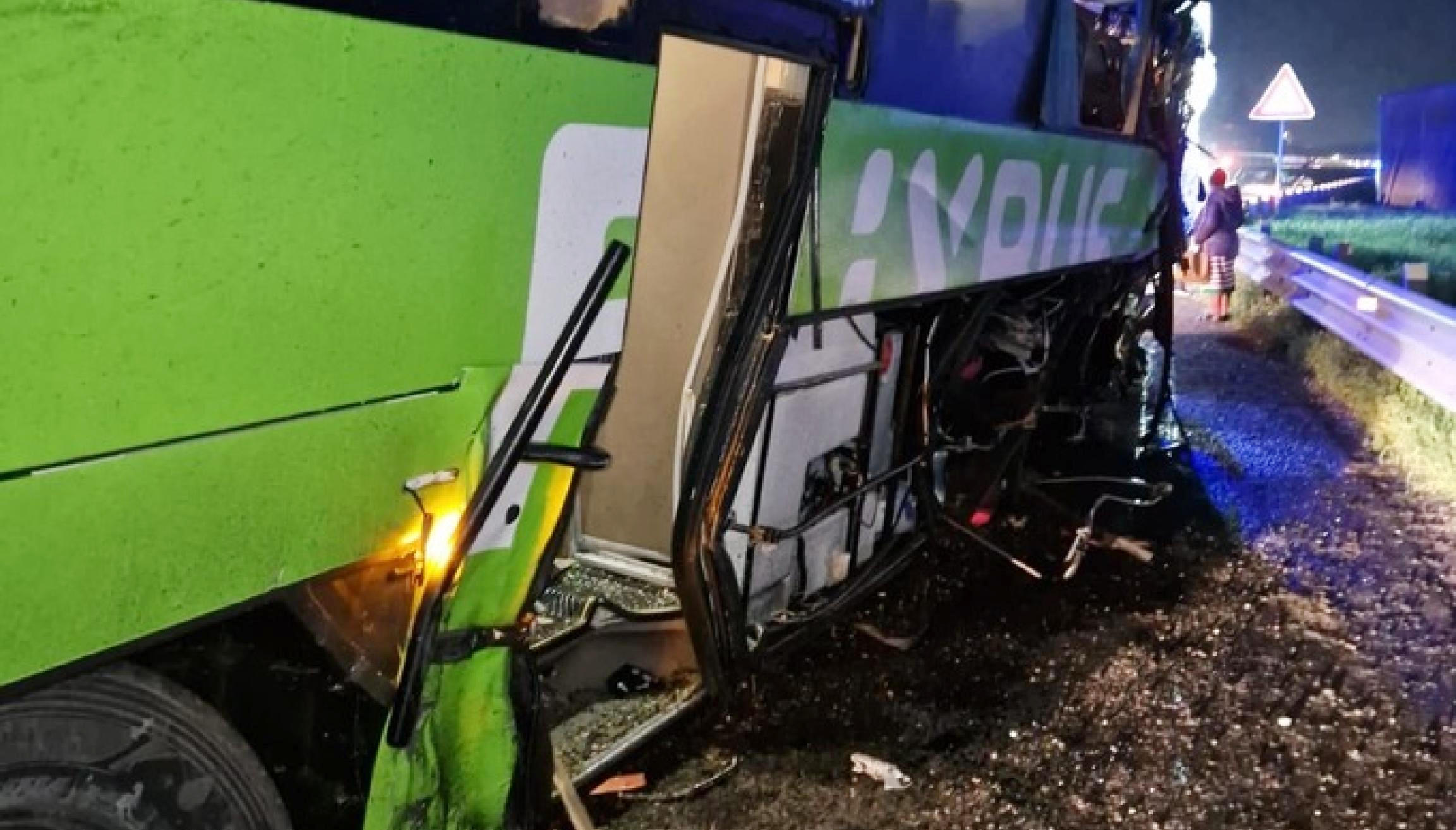 Aksidentohet autobusi në Itali, humb jetën një 19 vjeçar, plagosen 6 të tjerë