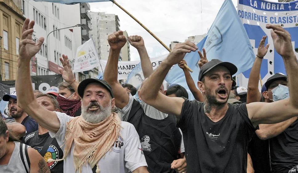 Demostrata dhe incidente në 100 ditët e presidencës së Milei, policia përdor gaz lotsjellës kundër protestuesve