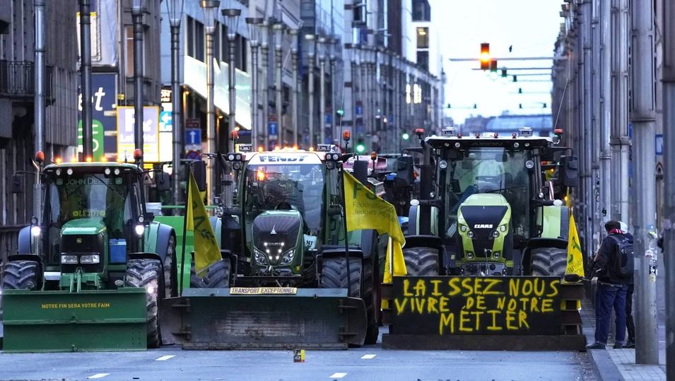 VIDEO/ Fermerët belgë protestojnë sërish, kaos në rrugët e kryeqytetit